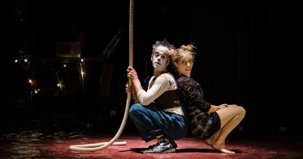 Chapiteau del Teatro nelle Foglie a durante lo spettacolo 'La Dolce Follia', con artisti in scena