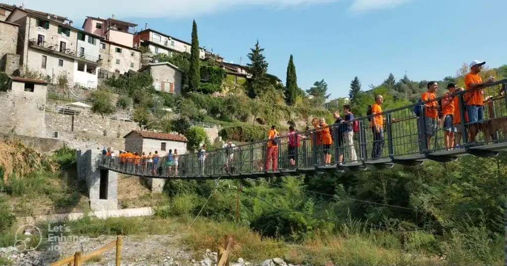 Casola si prepara ai 10 anni della Mangiawalking con l’edizione primaverile Gruppo di camminatori durante la Mangiawalking di Casola