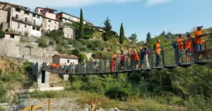 Gruppo di camminatori durante la Mangiawalking di Casola