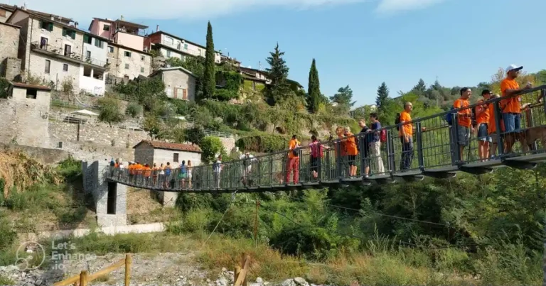Gruppo di camminatori durante la Mangiawalking di Casola