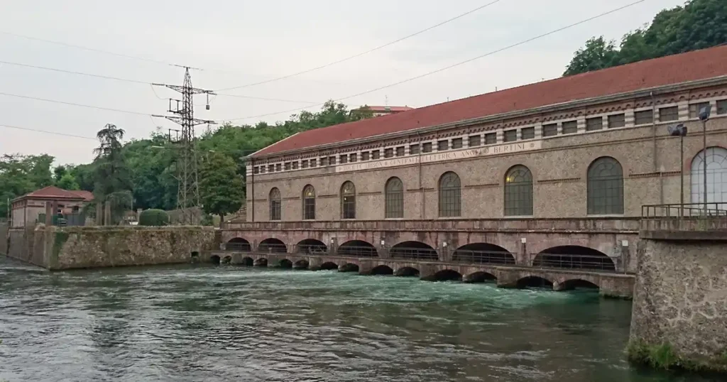 Diga idroelettrica con turbine in funzione