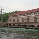 Diga idroelettrica con turbine in funzione