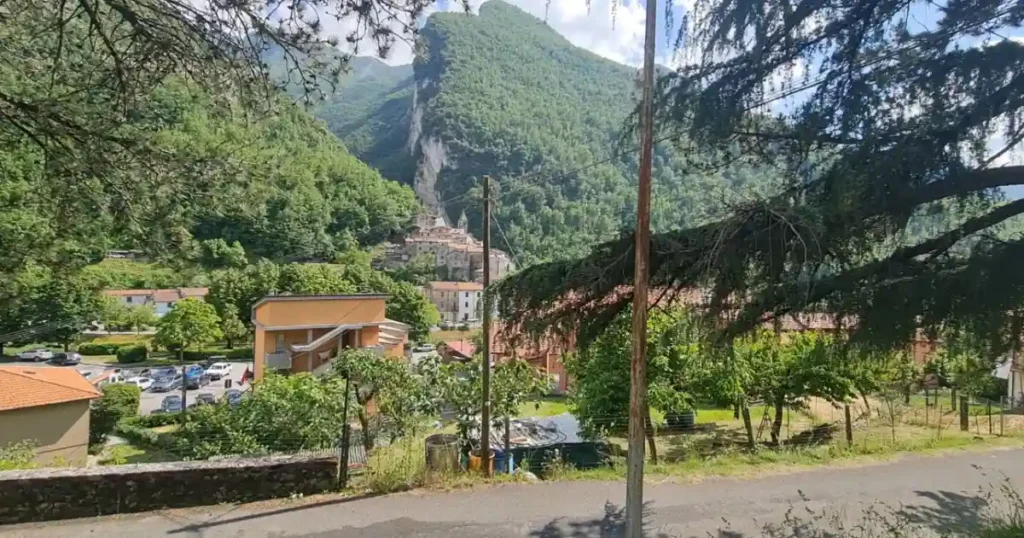 Sabato a Equi Terme torna la processione della Madonna del Bosco Veduta di Equi Terme in un giorno di sole