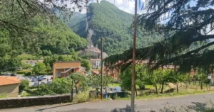 Veduta di Equi Terme in un giorno di sole