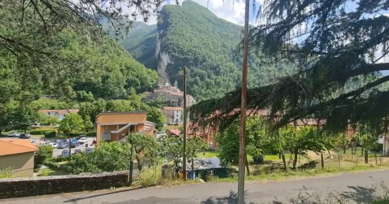 Veduta di Equi Terme in un giorno di sole