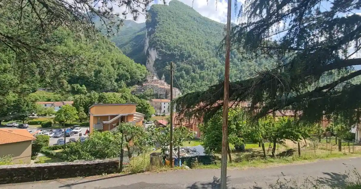 Veduta di Equi Terme in un giorno di sole