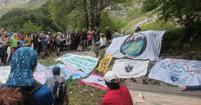 Vandalismo Apuane: auto danneggiate dopo la camminata ambientalista - Parchi