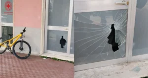 Danni vandalici all'Oratorio di Santa Margherita, Albiano Magra (vetro rotto e mattonelle divelte)