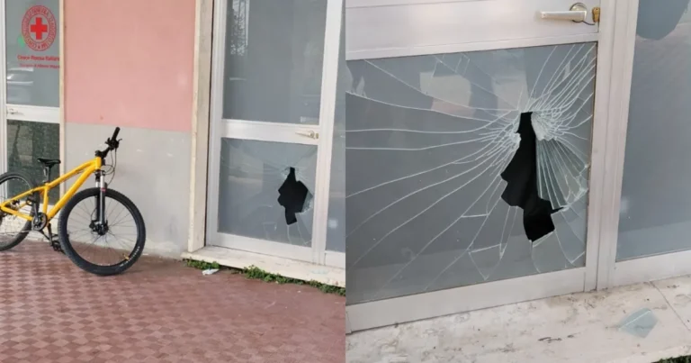 Danni vandalici all'Oratorio di Santa Margherita, Albiano Magra (vetro rotto e mattonelle divelte)