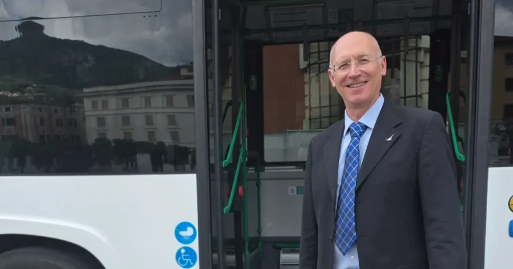 Consigliere provinciale Alberto Tarabella davanti ad un autobus del trasposto pubblico locale