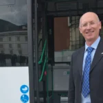 Consigliere provinciale Alberto Tarabella davanti ad un autobus del trasposto pubblico locale