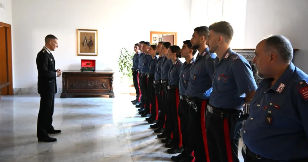 Colonnello Dominici e nuovi Carabinieri in formazione davanti alla caserma Plava di Massa