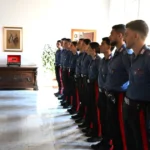 Colonnello Dominici e nuovi Carabinieri in formazione davanti alla caserma Plava di Massa