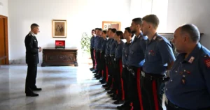 Massa Carrara: arrivano 11 nuovi carabinieri per potenziare la sicurezza – Immagine dell'articolo Colonnello Dominici e nuovi Carabinieri in formazione davanti alla caserma Plava di Massa