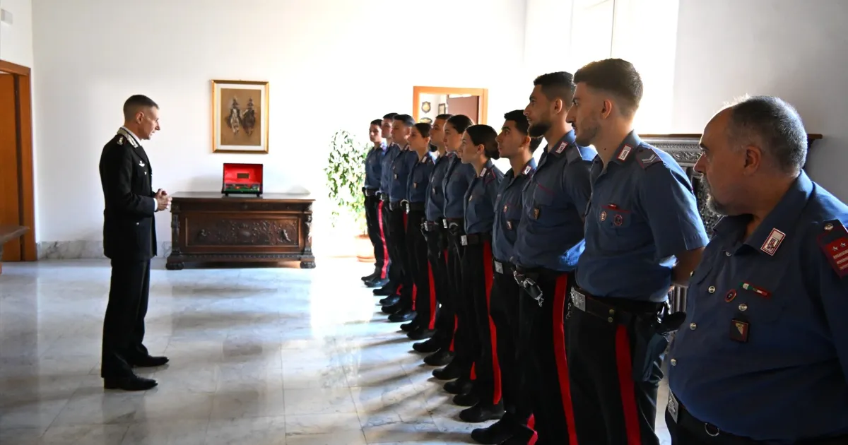 Massa Carrara: arrivano 11 nuovi carabinieri per potenziare la sicurezza – Immagine dell'articolo Colonnello Dominici e nuovi Carabinieri in formazione davanti alla caserma Plava di Massa