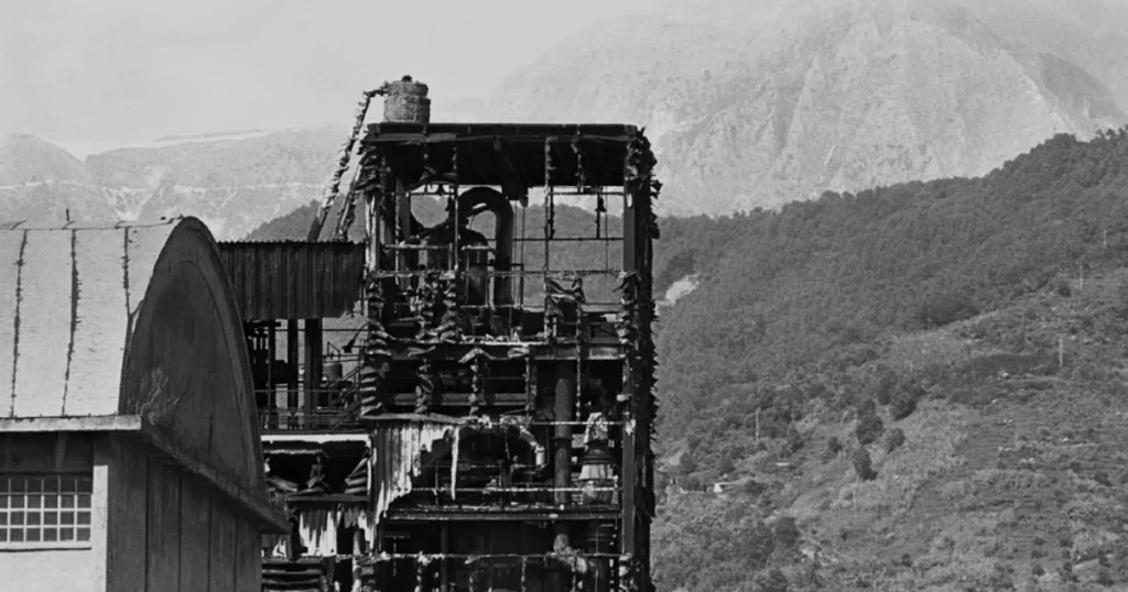38 anni dopo Farmoplant: la bonifica che non c’è Foto archivio dell'incendio alla Farmoplant di Massa nel 1988