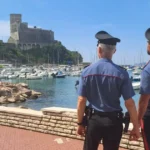 carabinieri sul lungomare di Lerici in divisa