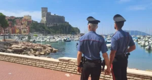 carabinieri sul lungomare di Lerici in divisa