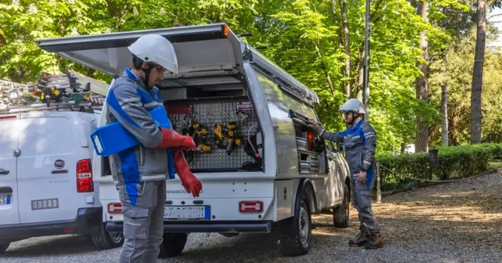 Operai E-Distribuzione al lavoro per l'interramento di una dorsale elettrica nel comune di Fivizzano, Lunigiana