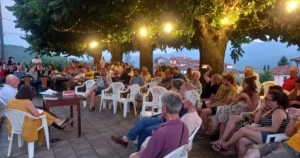 Sessantotto e Costituzione: il sogno spezzato si può riprendere – Immagine dell'articolo Pubblico seduto sotto i tigli ad Arzengio durante la presentazione del libro sul Sessantotto