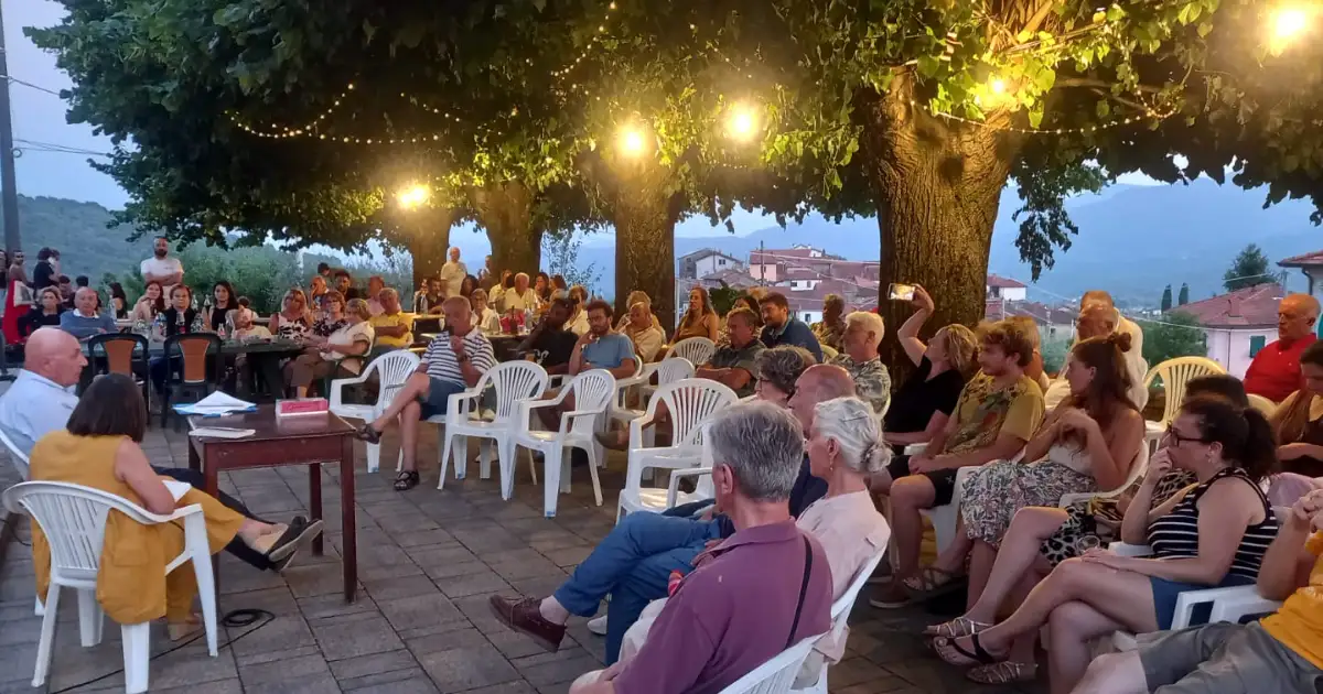 Sessantotto e Costituzione: il sogno spezzato si può riprendere – Immagine dell'articolo Pubblico seduto sotto i tigli ad Arzengio durante la presentazione del libro sul Sessantotto