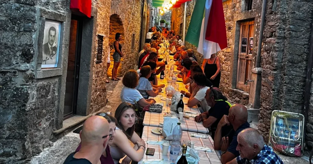 tavolata per la pastasciutta antifascista