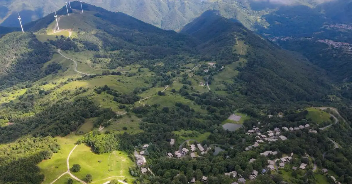 Domenica a Zeri la Mangialonga: trekking, natura e gastronomia – Immagine dell'articolo vista dall'alto di Zeri