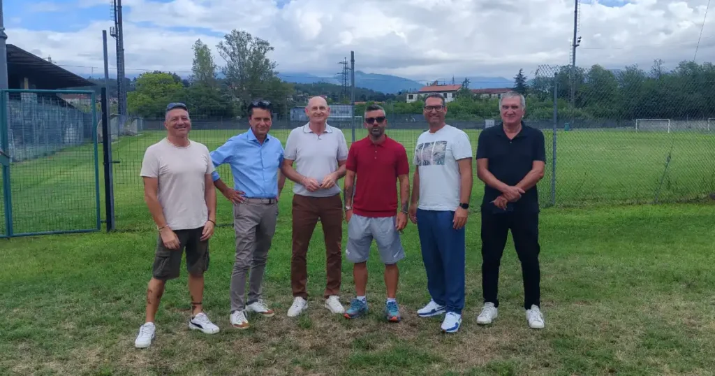 Campo sportivo di Aulla con rappresentanti del Comune e A.S.D. Serricciolo durante la firma della concessione