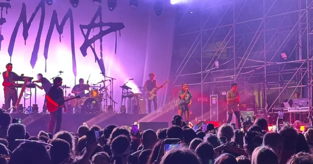 Concerti Piazza Europa a Spezia: 8mila spettatori per Emma, Gabbani e Cocciante Folla in Piazza Europa alla Spezia durante il concerto di Emma, 11 luglio 2026, con palco illuminato e pubblico