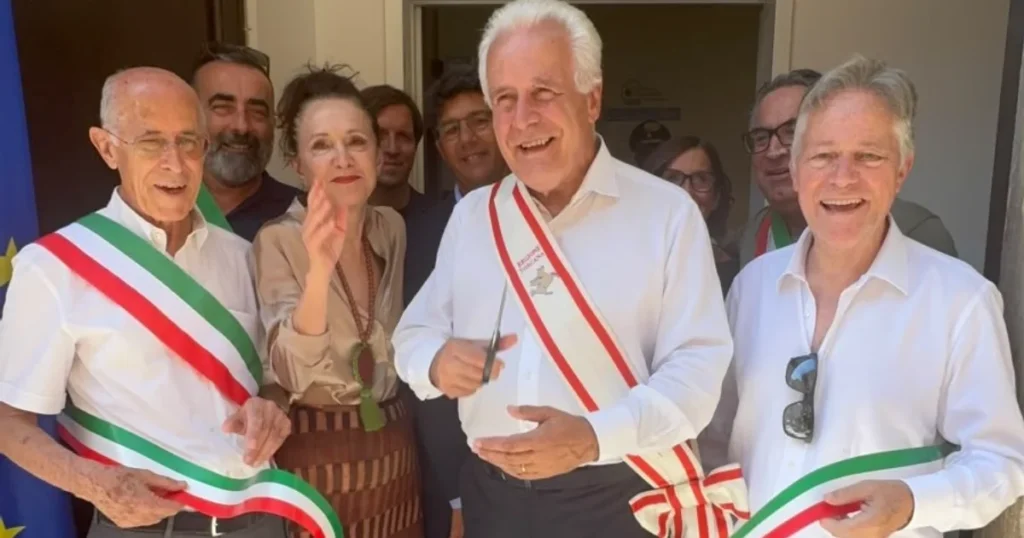 Giani inaugura la Casa della Comunità di Pontremoli Inaugurazione Casa della Comunità Pontremoli: il presidente Giani con amministratori locali davanti a Palazzo Mazzini