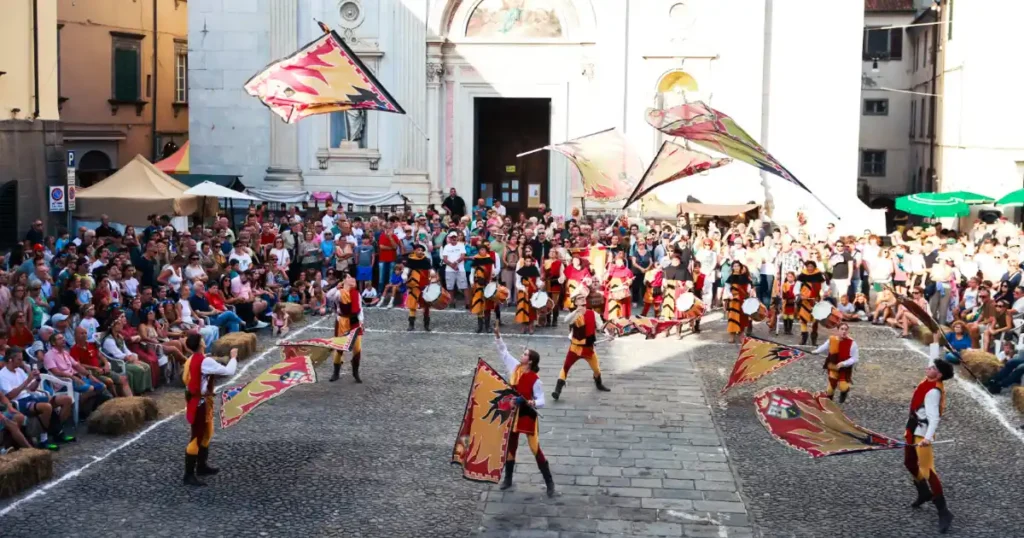 Piazza di Pontremoli gremita di pubblico durante Medievalis