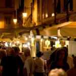Bancarelle di antiquariato e modernariato in piazza Matteotti a Sarzana durante La Soffitta nella Strada