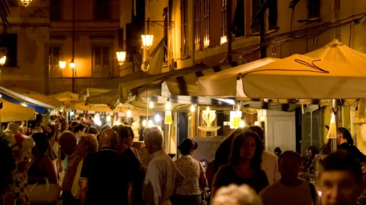 Bancarelle di antiquariato e modernariato in piazza Matteotti a Sarzana durante La Soffitta nella Strada