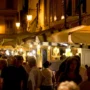 Bancarelle di antiquariato e modernariato in piazza Matteotti a Sarzana durante La Soffitta nella Strada