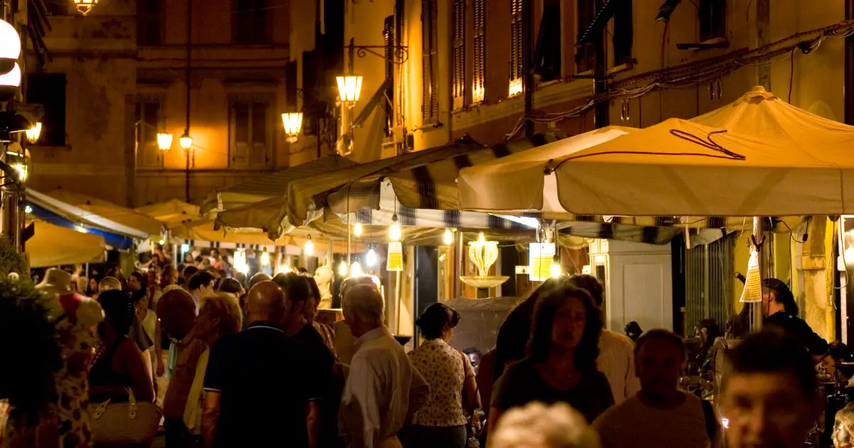 Bancarelle di antiquariato e modernariato in piazza Matteotti a Sarzana durante La Soffitta nella Strada