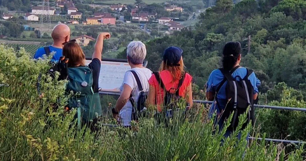 Gruppo di visitatori davanti al Castello della Brina a Santo Stefano Magra durante una visita guidata