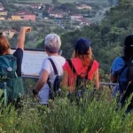 Gruppo di visitatori davanti al Castello della Brina a Santo Stefano Magra durante una visita guidata