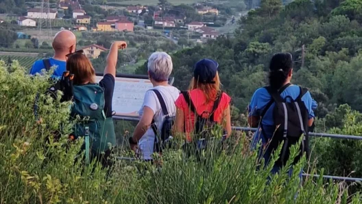 Gruppo di visitatori davanti al Castello della Brina a Santo Stefano Magra durante una visita guidata