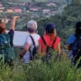 Gruppo di visitatori davanti al Castello della Brina a Santo Stefano Magra durante una visita guidata
