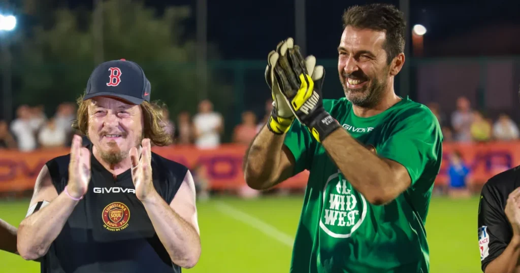 Zucchero Fornaciari e Gianluigi Buffon con la maglia della Lunisiana Soul durante la Partita del Cuore a Pontremoli