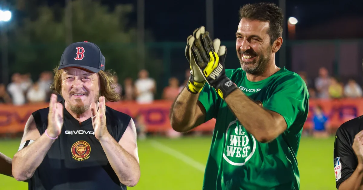 Zucchero Fornaciari e Gianluigi Buffon con la maglia della Lunisiana Soul durante la Partita del Cuore a Pontremoli